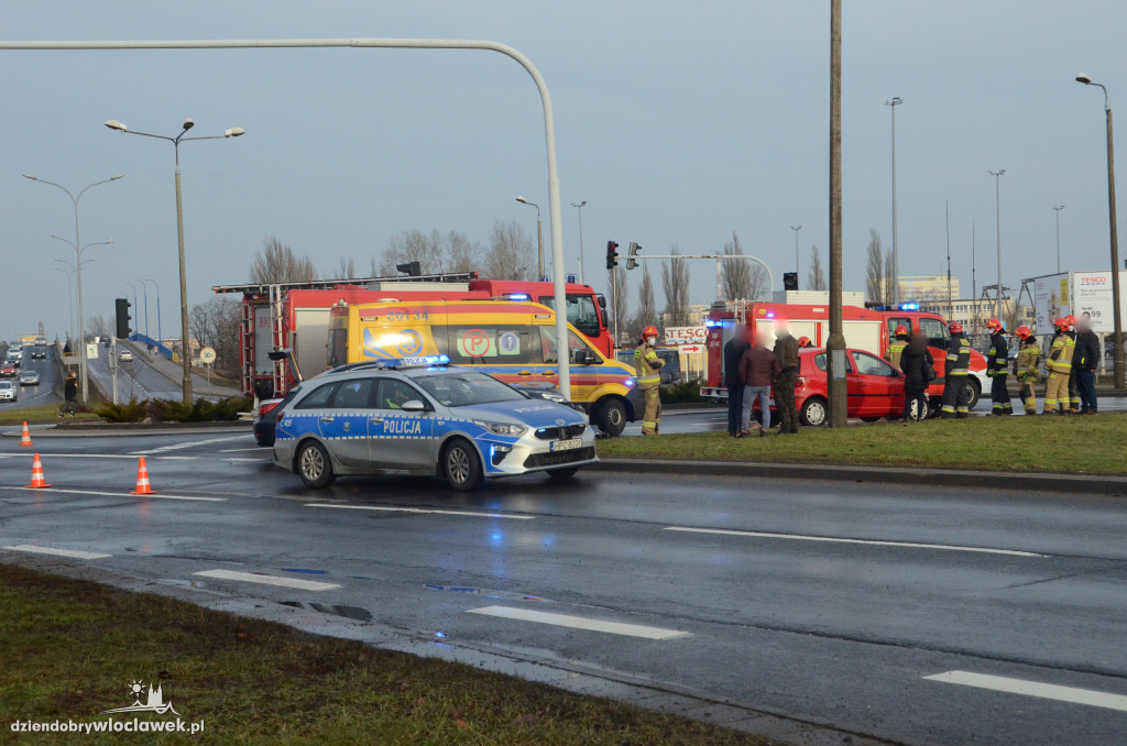 Zderzenie dwóch aut przy Tesco