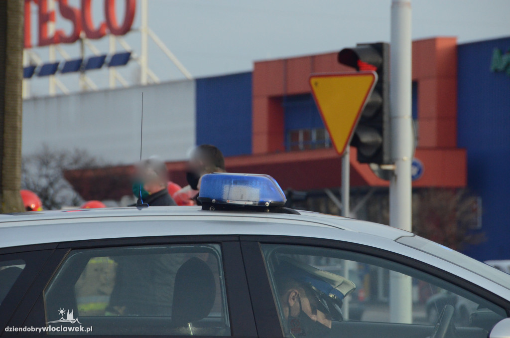 Zderzenie dwóch aut przy Tesco