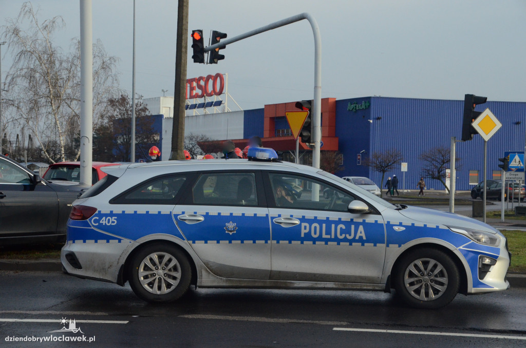 Zderzenie dwóch aut przy Tesco