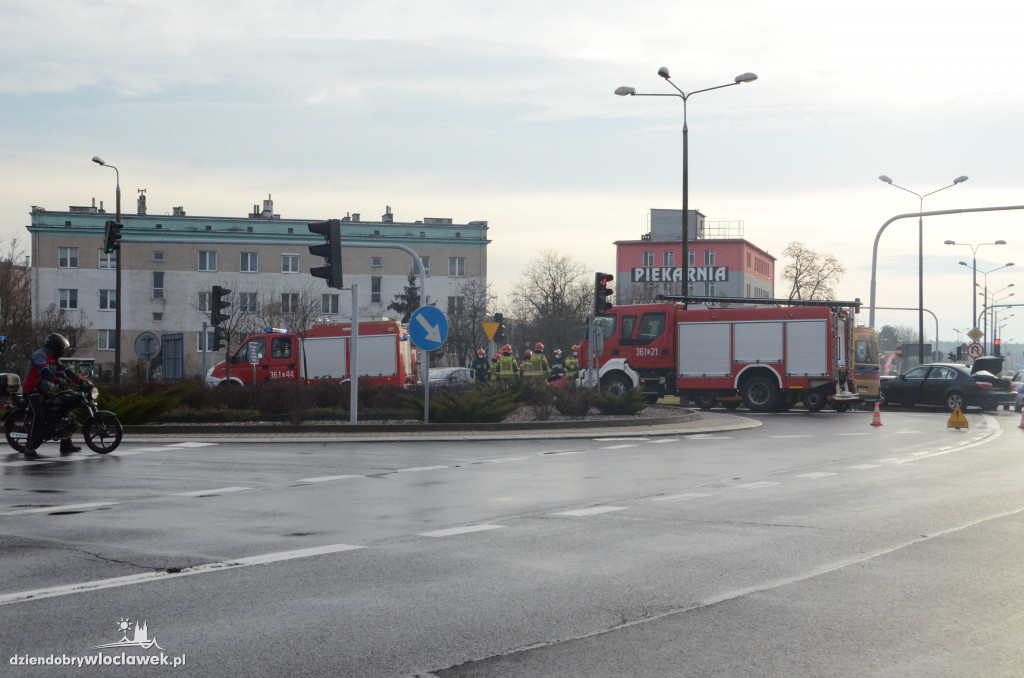 Zderzenie dwóch aut przy Tesco
