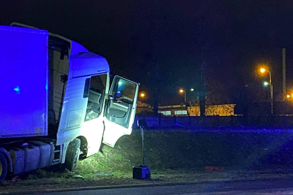 Wypadek ciężarówki na ul. Papieżka