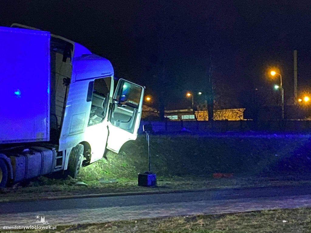Wypadek ciężarówki na ul. Papieżka