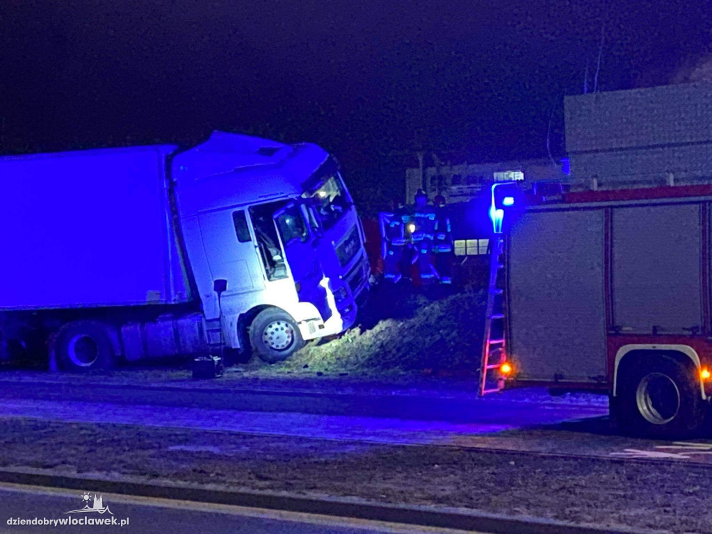 Wypadek ciężarówki na ul. Papieżka