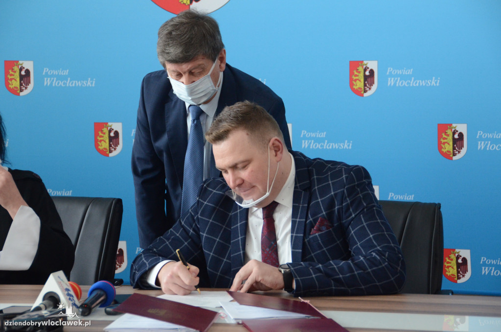Umowy na przebudowę dróg powiatowych podpisane!