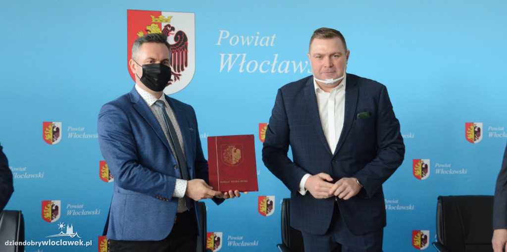 Kolejna droga do przebudowy! Starosta podpisał umowę