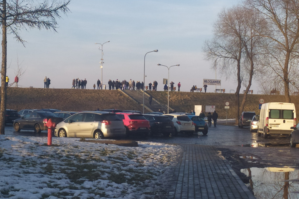 Lodołamacze na Wiśle, tłumy na zaporze
