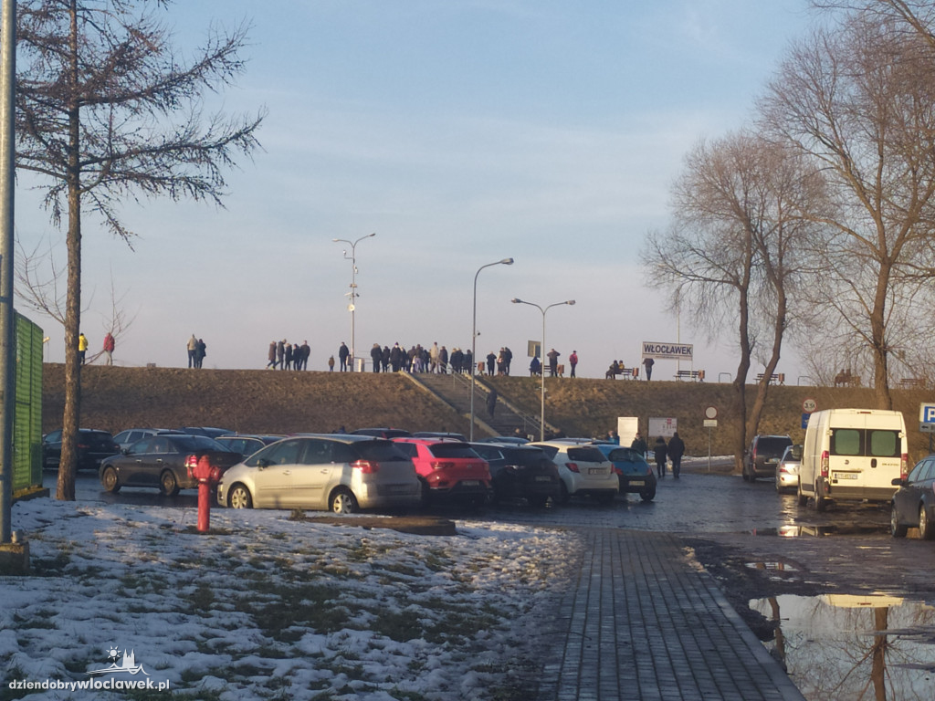 Lodołamacze na Wiśle, tłumy na zaporze