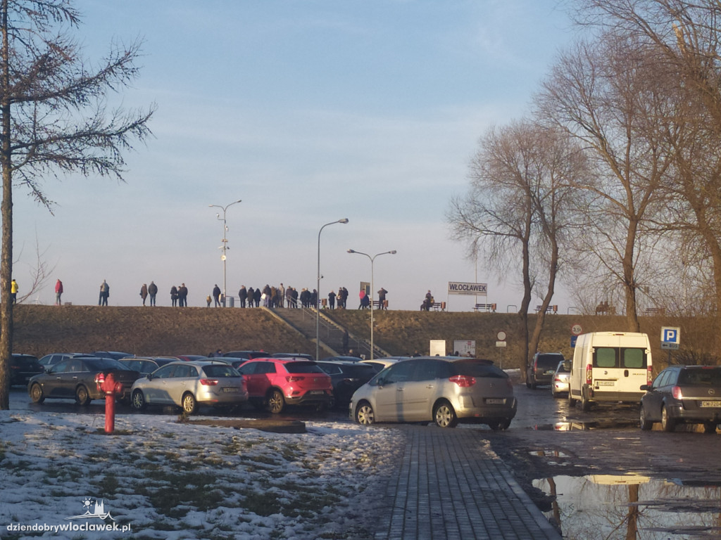 Lodołamacze na Wiśle, tłumy na zaporze