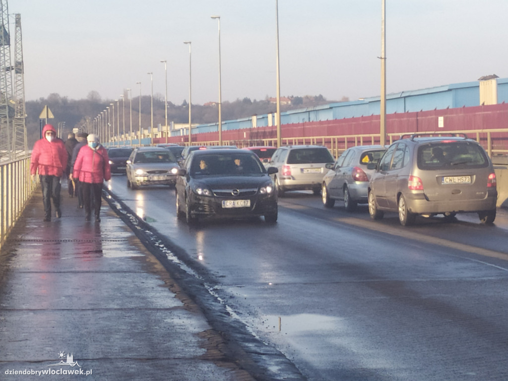 Lodołamacze na Wiśle, tłumy na zaporze