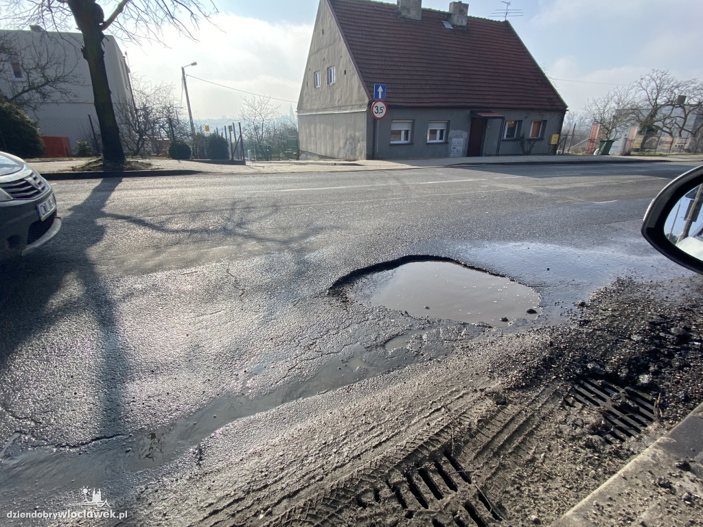 Dziury po zimie we włocławskich drogach