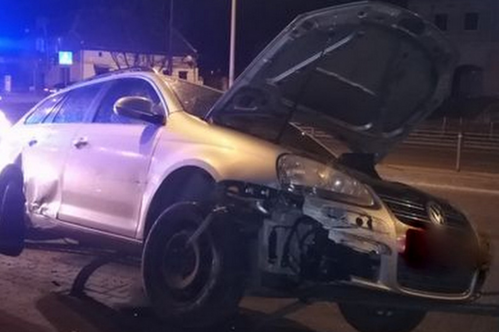 Auto zawisło na barierach na moście