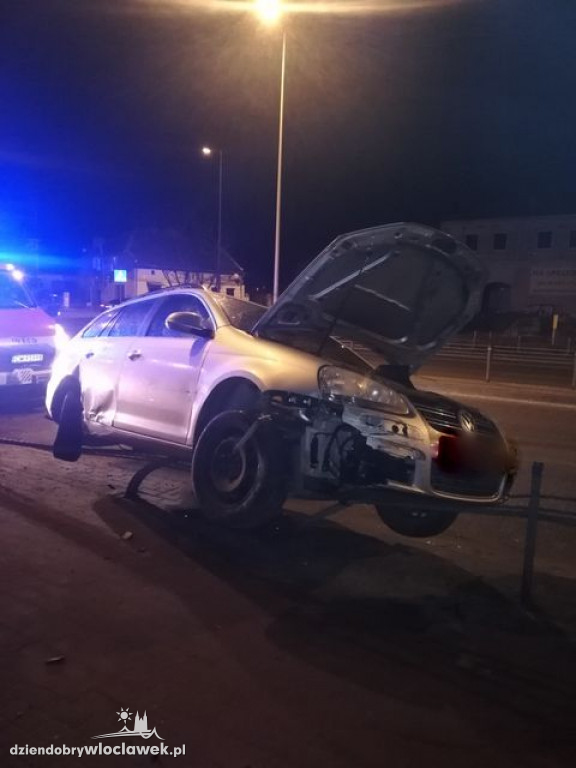 Auto zawisło na barierach na moście