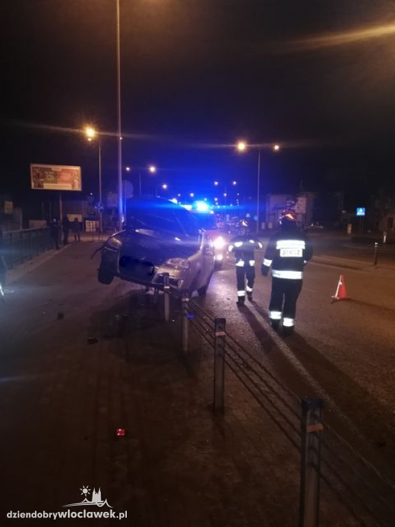 Auto zawisło na barierach na moście