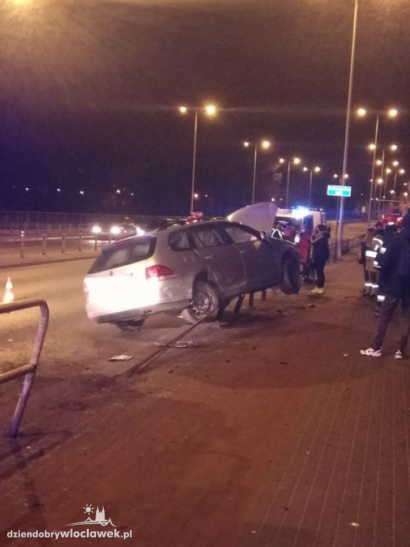 Auto zawisło na barierach na moście