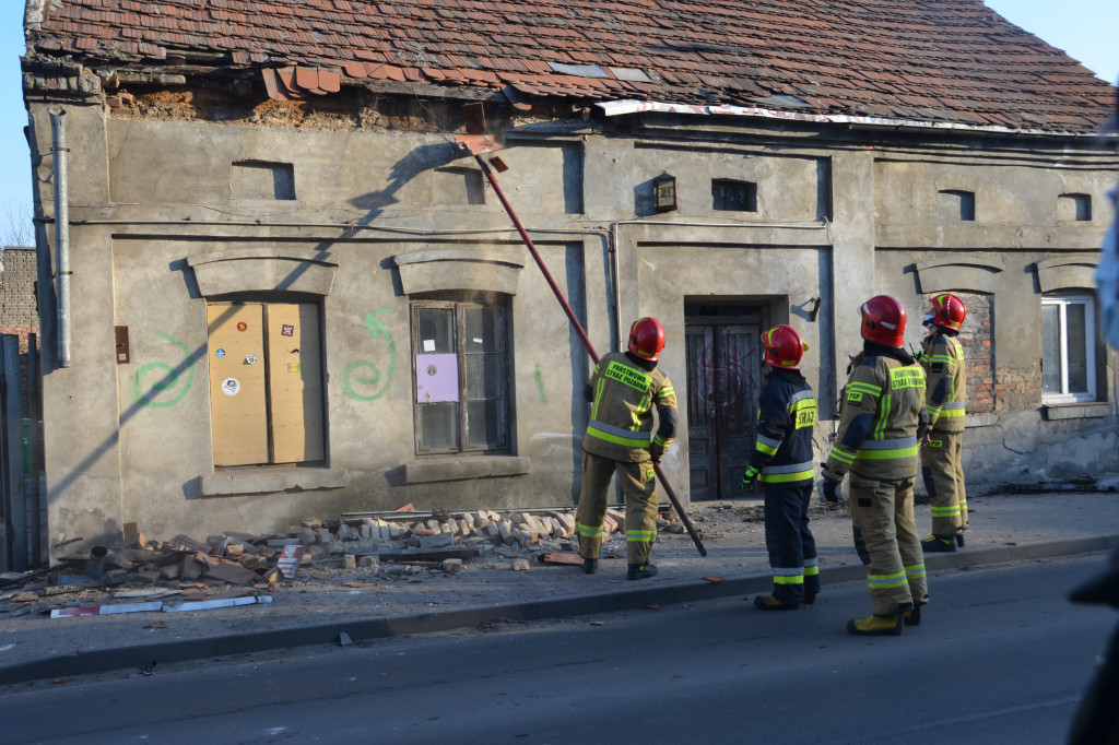 Ul. Chmielna - dachówka spadła na chodnik