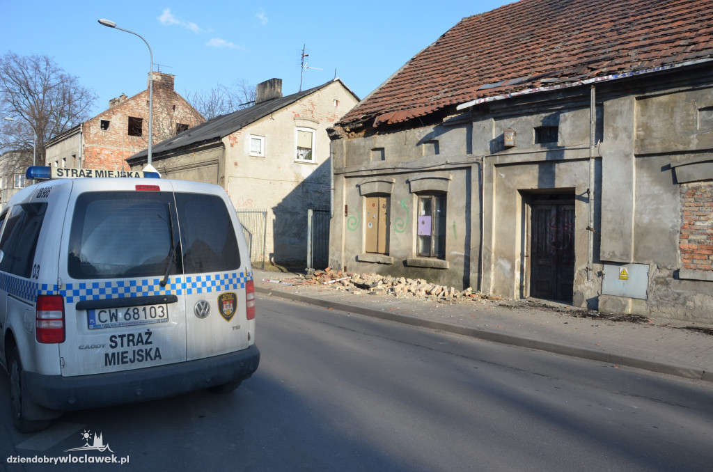 Ul. Chmielna - dachówka spadła na chodnik