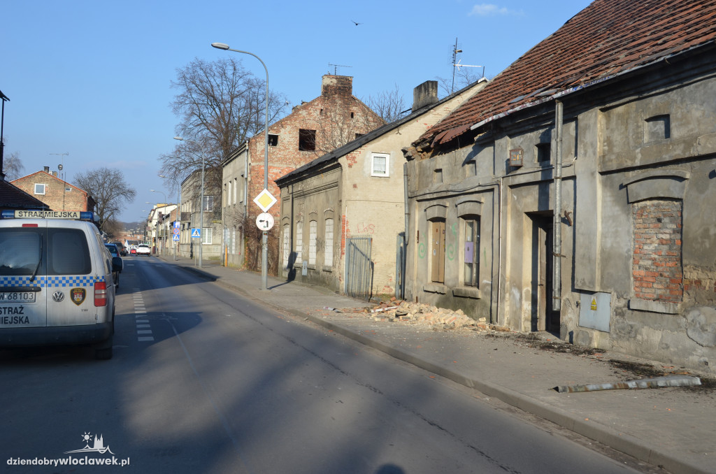 Ul. Chmielna - dachówka spadła na chodnik