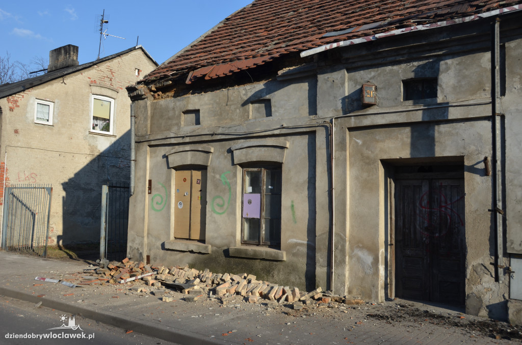 Ul. Chmielna - dachówka spadła na chodnik