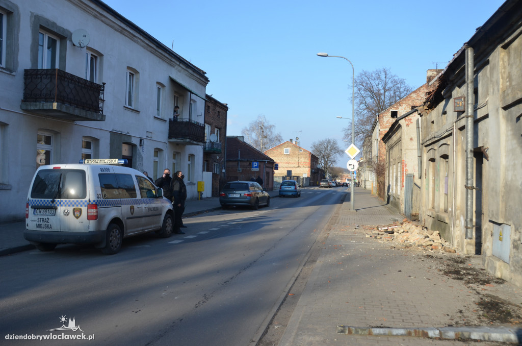 Ul. Chmielna - dachówka spadła na chodnik