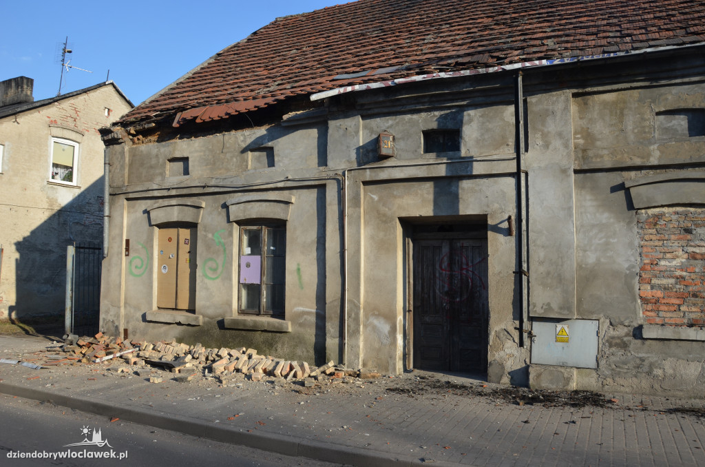 Ul. Chmielna - dachówka spadła na chodnik