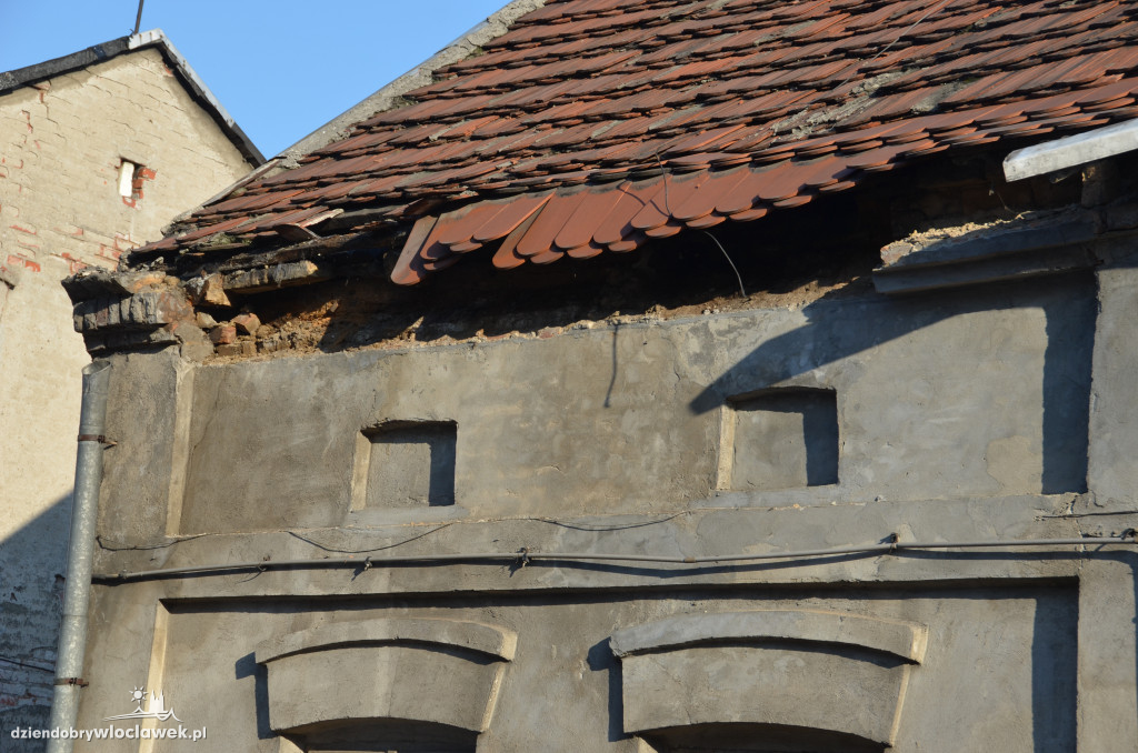 Ul. Chmielna - dachówka spadła na chodnik