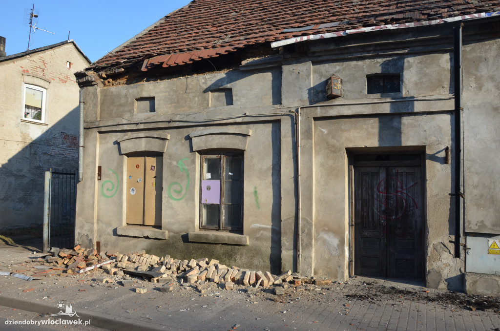 Ul. Chmielna - dachówka spadła na chodnik