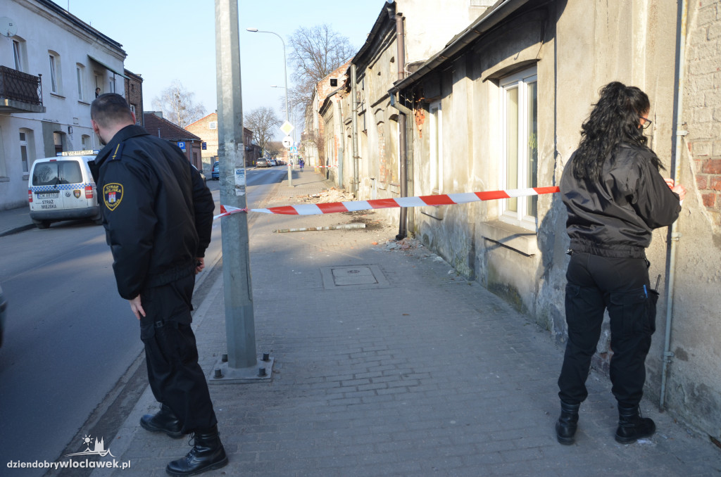 Ul. Chmielna - dachówka spadła na chodnik