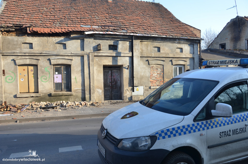Ul. Chmielna - dachówka spadła na chodnik