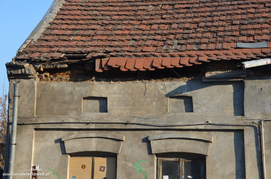 Ul. Chmielna - dachówka spadła na chodnik