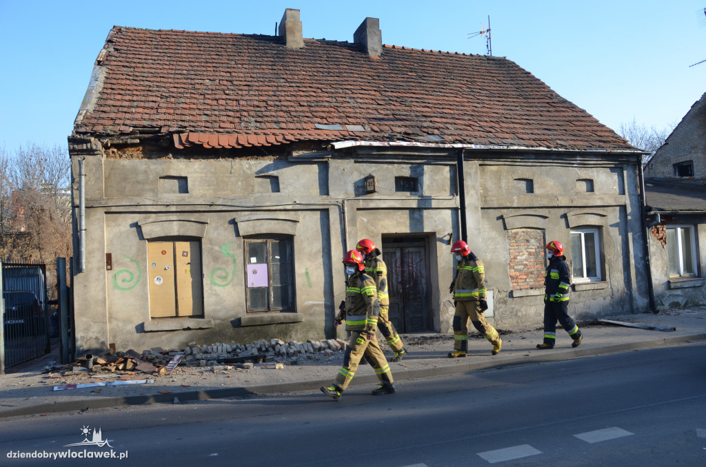 Ul. Chmielna - dachówka spadła na chodnik
