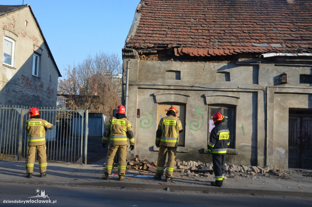 Ul. Chmielna - dachówka spadła na chodnik