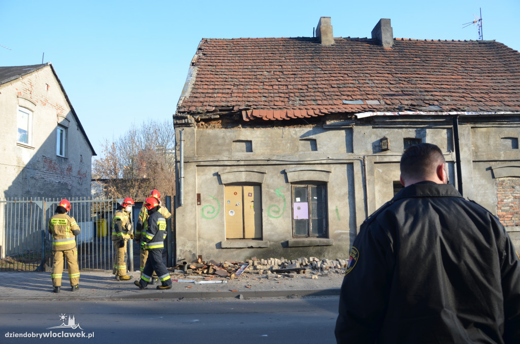 Ul. Chmielna - dachówka spadła na chodnik