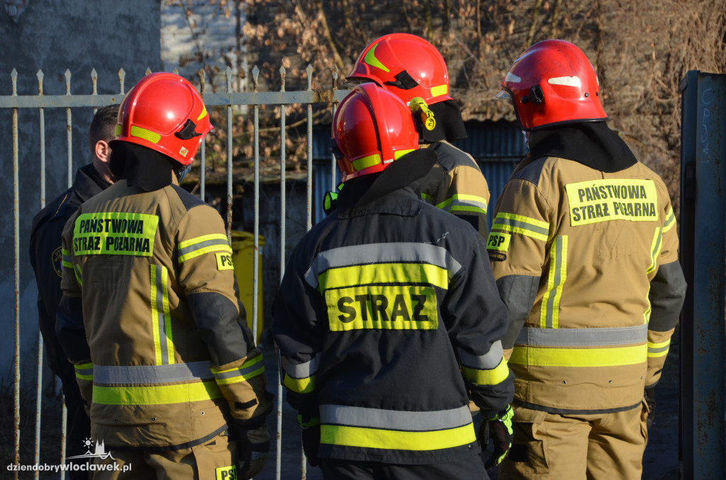 Ul. Chmielna - dachówka spadła na chodnik