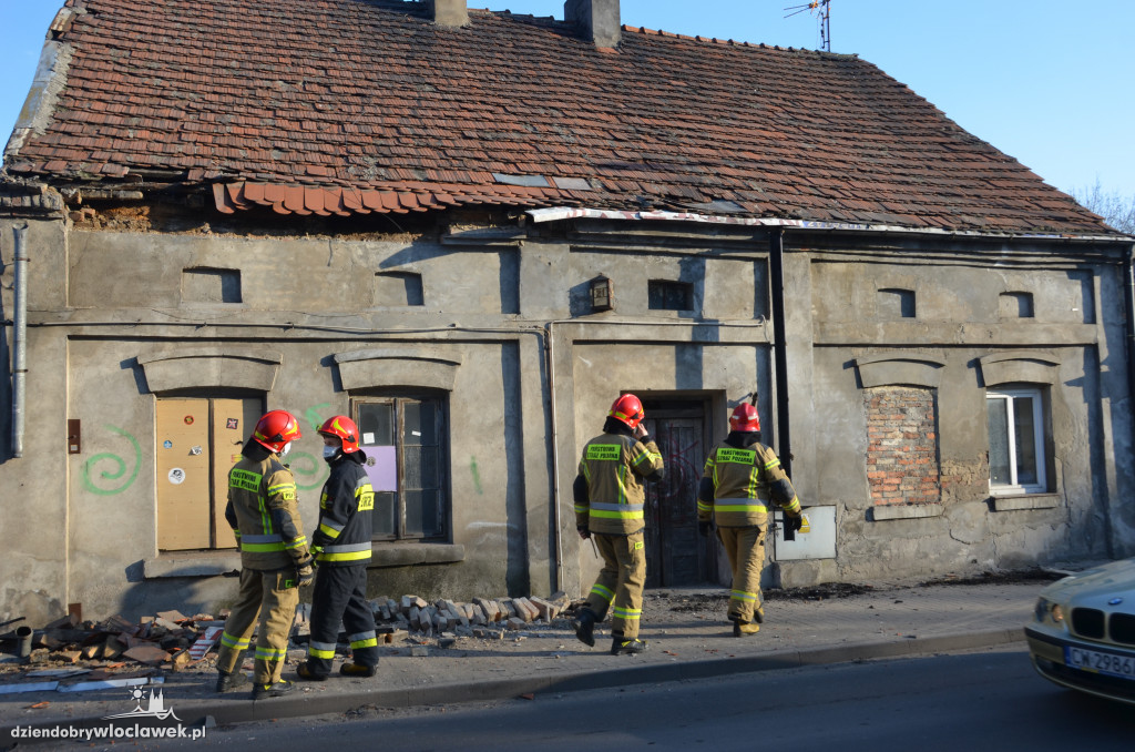 Ul. Chmielna - dachówka spadła na chodnik