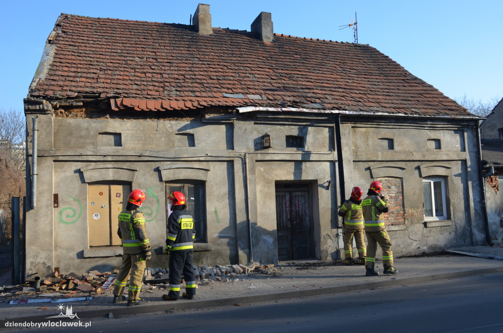 Ul. Chmielna - dachówka spadła na chodnik