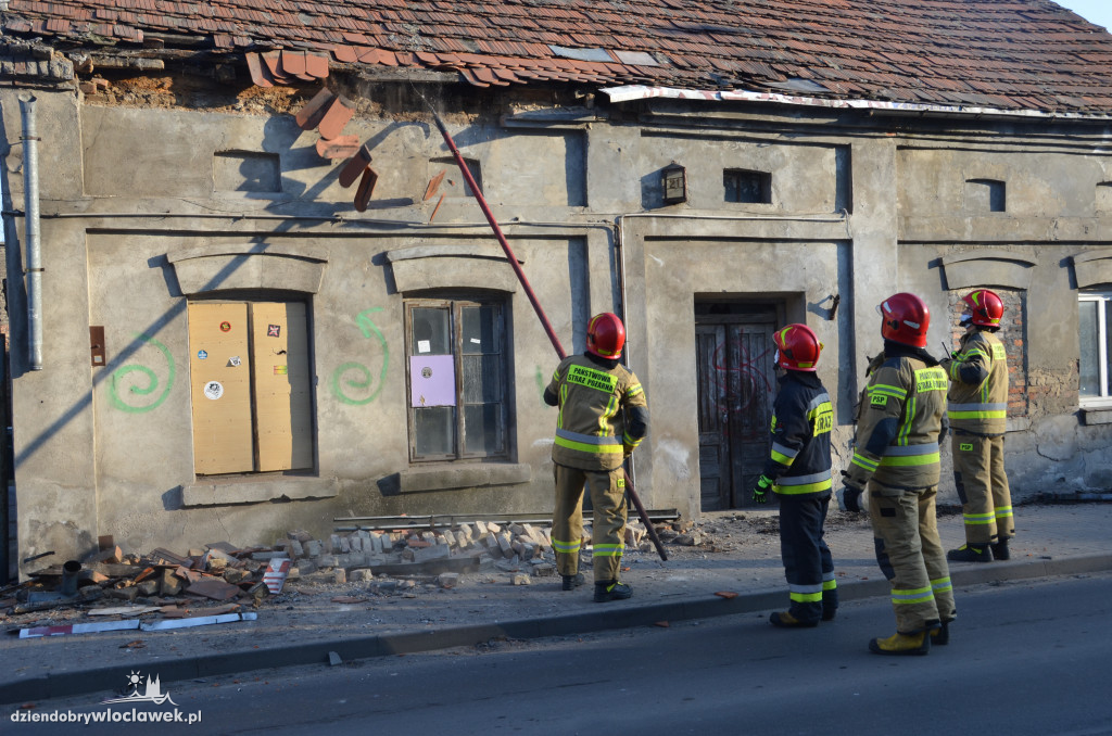 Ul. Chmielna - dachówka spadła na chodnik