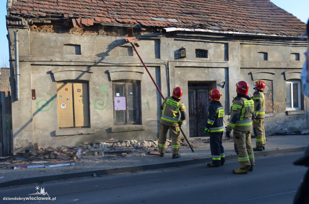 Ul. Chmielna - dachówka spadła na chodnik