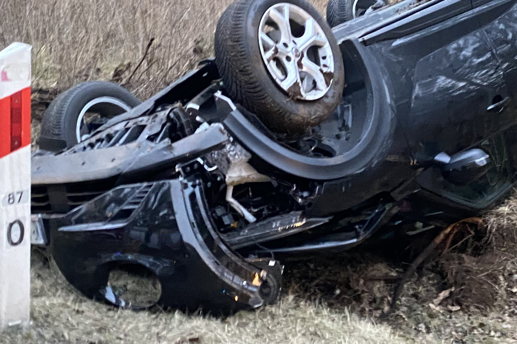 Auto w rowie przy DK 62 w kierunku Płocka