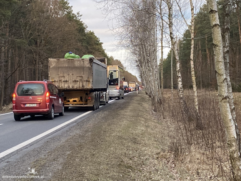 Auto w rowie przy DK 62 w kierunku Płocka