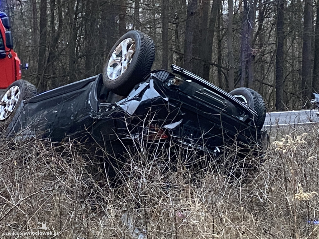 Auto w rowie przy DK 62 w kierunku Płocka