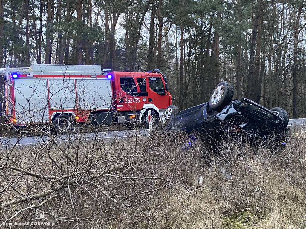 Auto w rowie przy DK 62 w kierunku Płocka