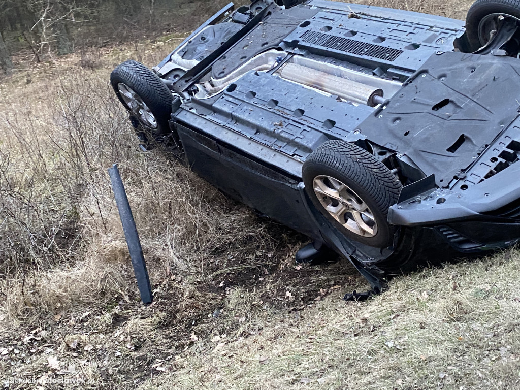 Auto w rowie przy DK 62 w kierunku Płocka