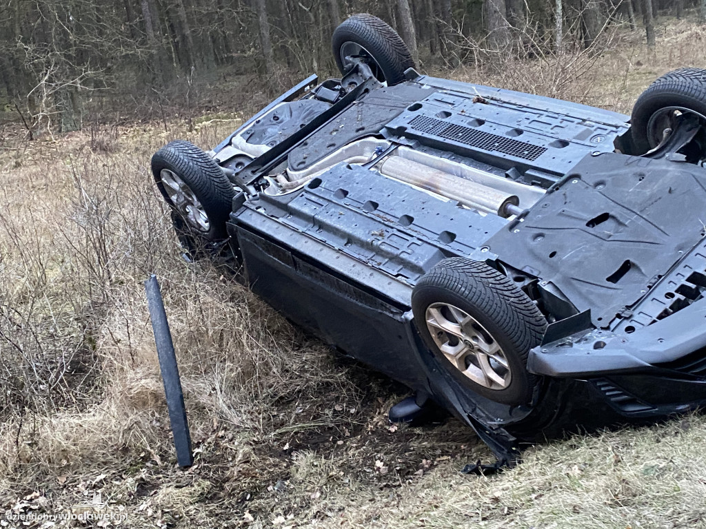 Auto w rowie przy DK 62 w kierunku Płocka