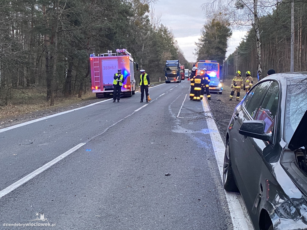Auto w rowie przy DK 62 w kierunku Płocka