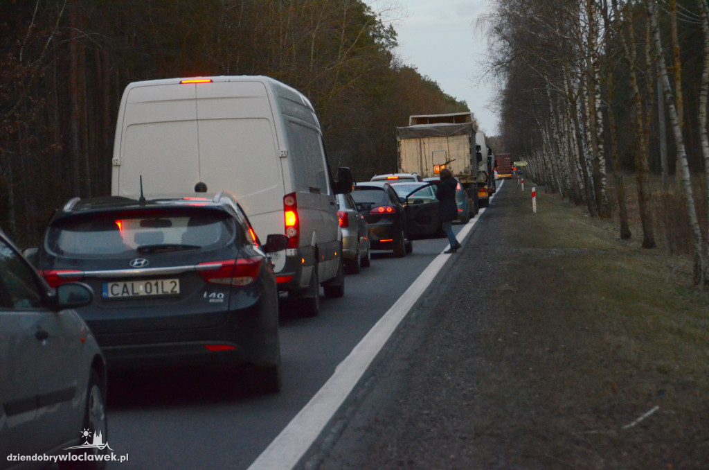 Auto w rowie przy DK 62 w kierunku Płocka