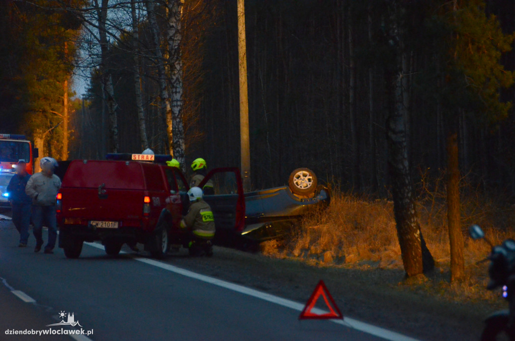 Auto w rowie przy DK 62 w kierunku Płocka