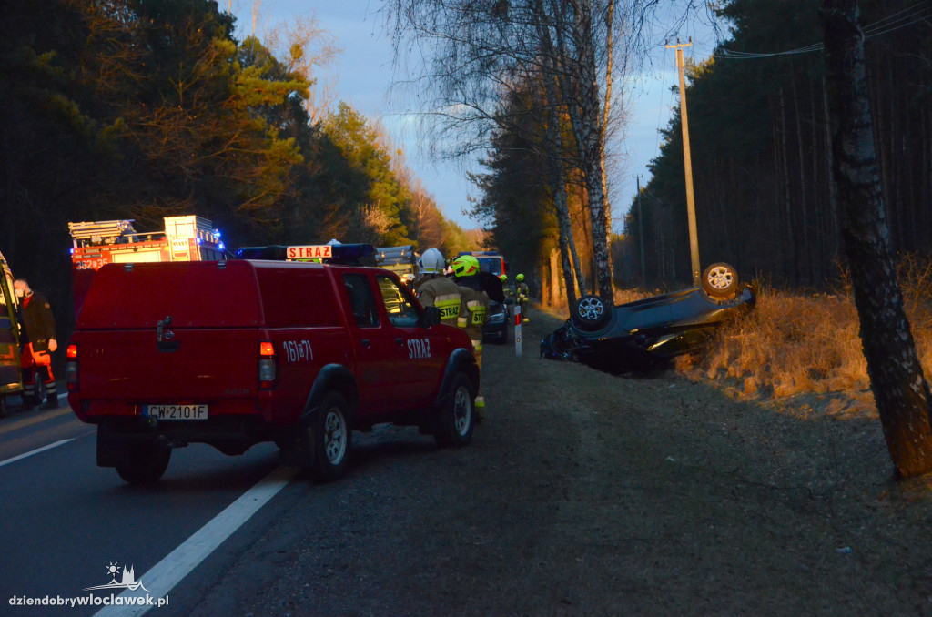 Auto w rowie przy DK 62 w kierunku Płocka