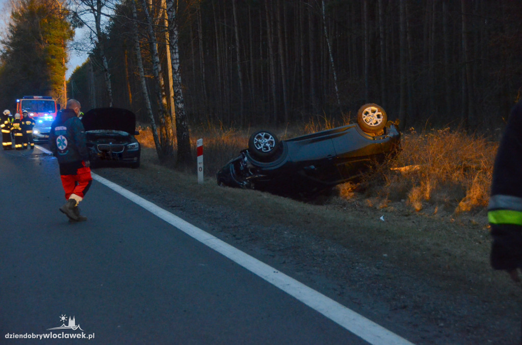 Auto w rowie przy DK 62 w kierunku Płocka