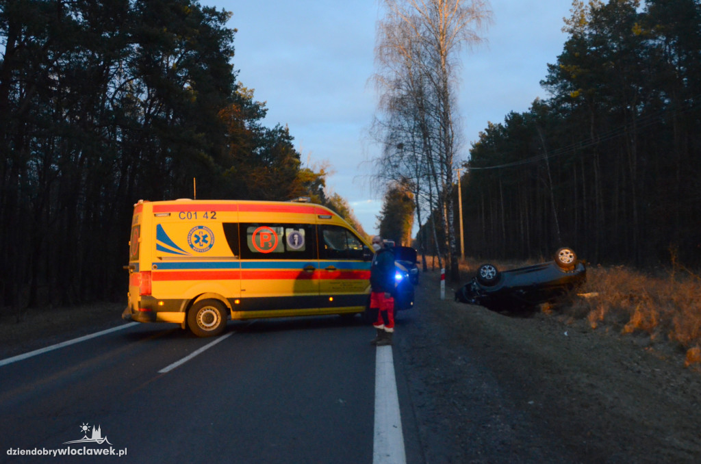 Auto w rowie przy DK 62 w kierunku Płocka
