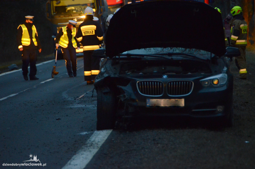 Auto w rowie przy DK 62 w kierunku Płocka